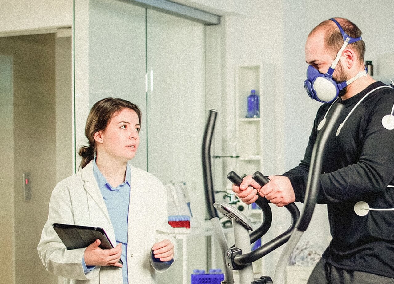 An exercise physiologist works with a patient to determine physical fitness levels.